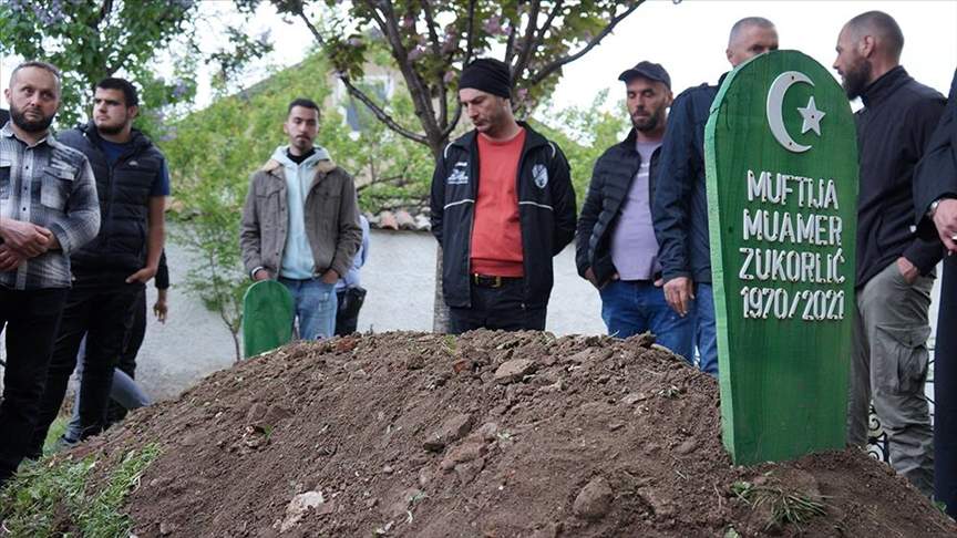 Nakon ekshumacije i obdukcije: Muamer Zukorlić ukopan u haremu Altun-alem džamije